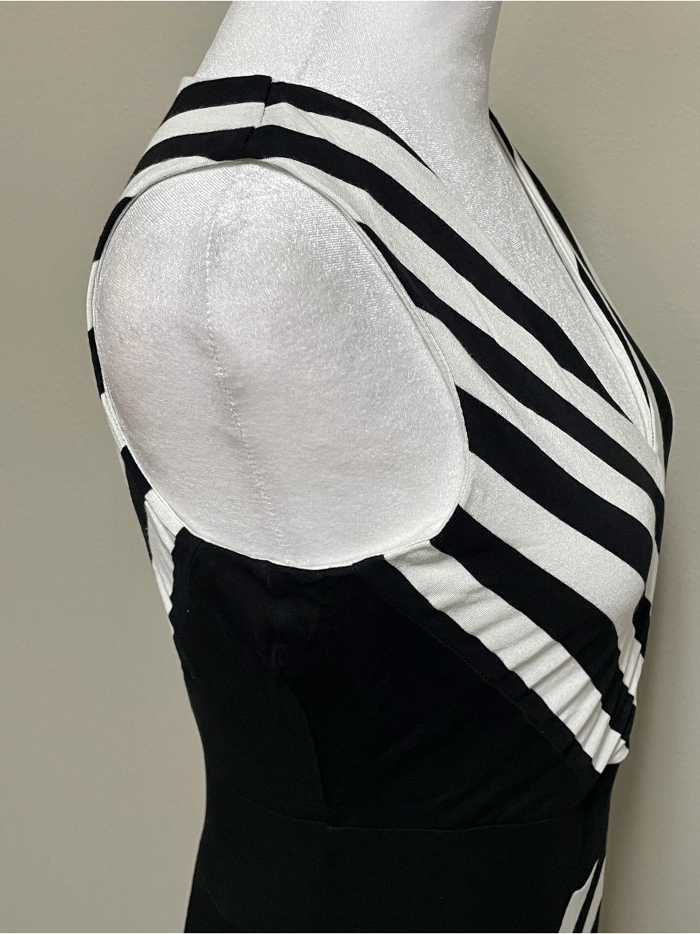 Calvin Klein Black and White Chevron Stripe Maxi Dress Size 4 - Picture 8 of 16